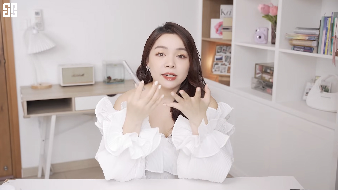 Trinh Phạm là một beauty blogger có kiến thức chuyên sâu về mỹ phẩm, gu thẩm mỹ tinh tế, phong cách trang điểm nhẹ nhàng, tự nhiên và tinh thần sống tích cực