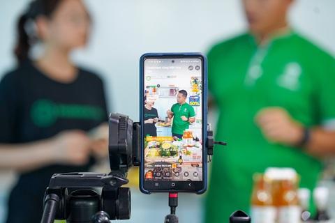 Cách livestream bán trái cây tại vườn hút khách nội thành