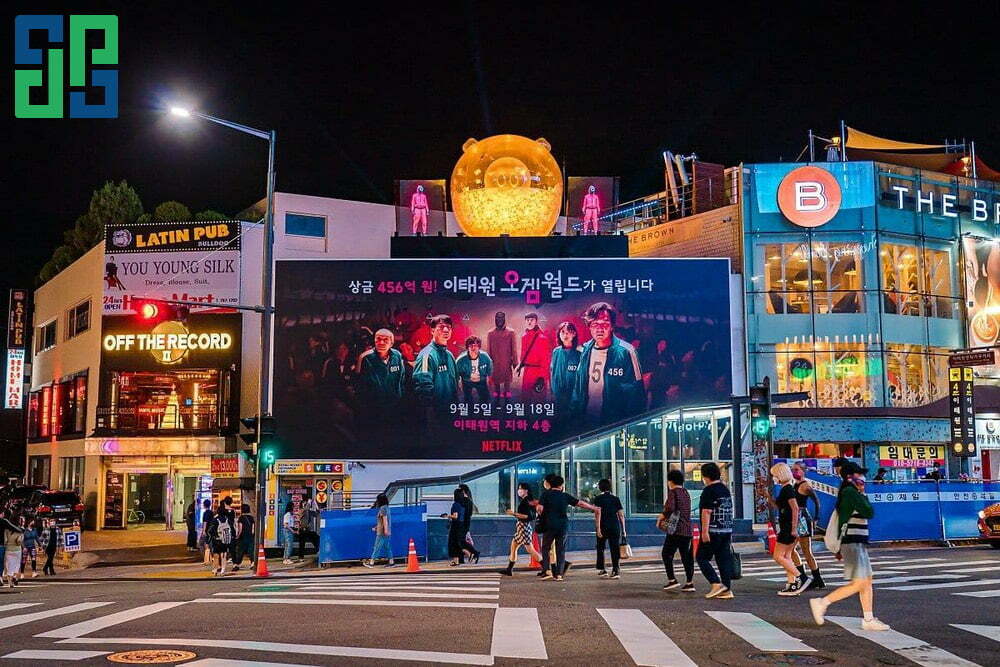 Hãng Netflix Cũng Chịu Chơi Dữ! Cho Hẳn Con Phố Itaewon Ngập Tràn Hình Ảnh Của Squid Game Hãng Netflix cũng chịu chơi dữ! Cho hẳn con phố Itaewon ngập tràn hình ảnh của Squid Game